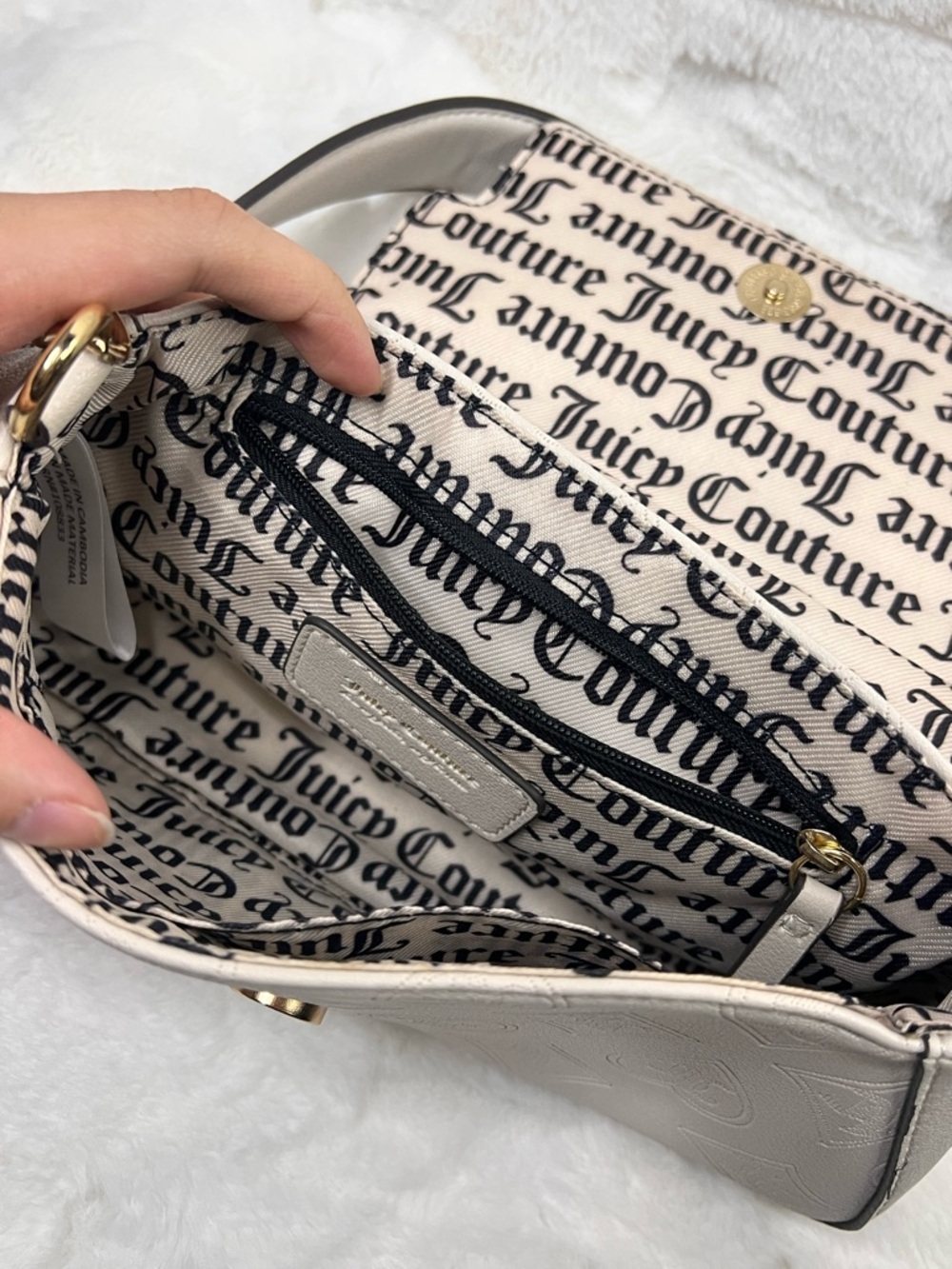 Juicy Couture Cream Embossed Logo Shoulder Bag with Gold Chain - Picture 8 of 9
